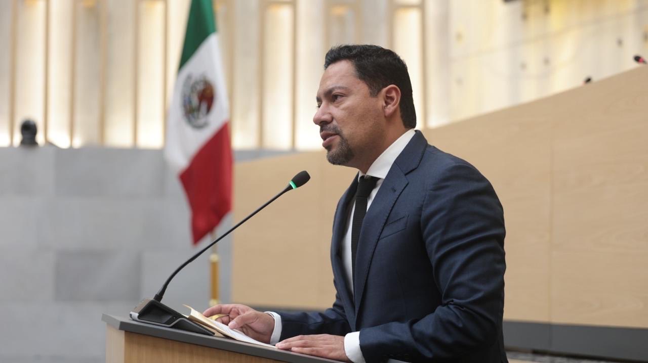 El Consejo Estatal de Morena pidió al alcalde de Oriental, Fidel Flores Concha, explicar su presunta relación con Nazario N., empresario detenido por vínculos con el Cártel Jalisco Nueva Generación. Foto: X @A_Villegas_Men.