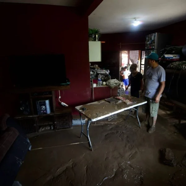 La Secretaría del Bienestar reportó más de 28 mil viviendas afectadas por las inundaciones en cinco estados del país, con Veracruz y Puebla entre las entidades más dañadas. Foto: Alfredo Domínguez.