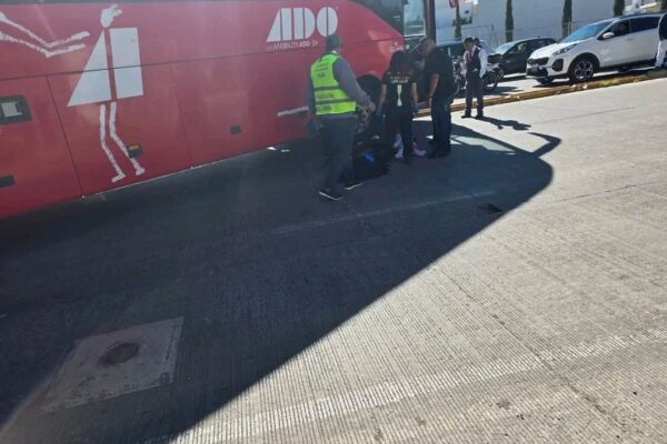 Un autobús de ADO atropelló a una joven con su bebé en brazos.