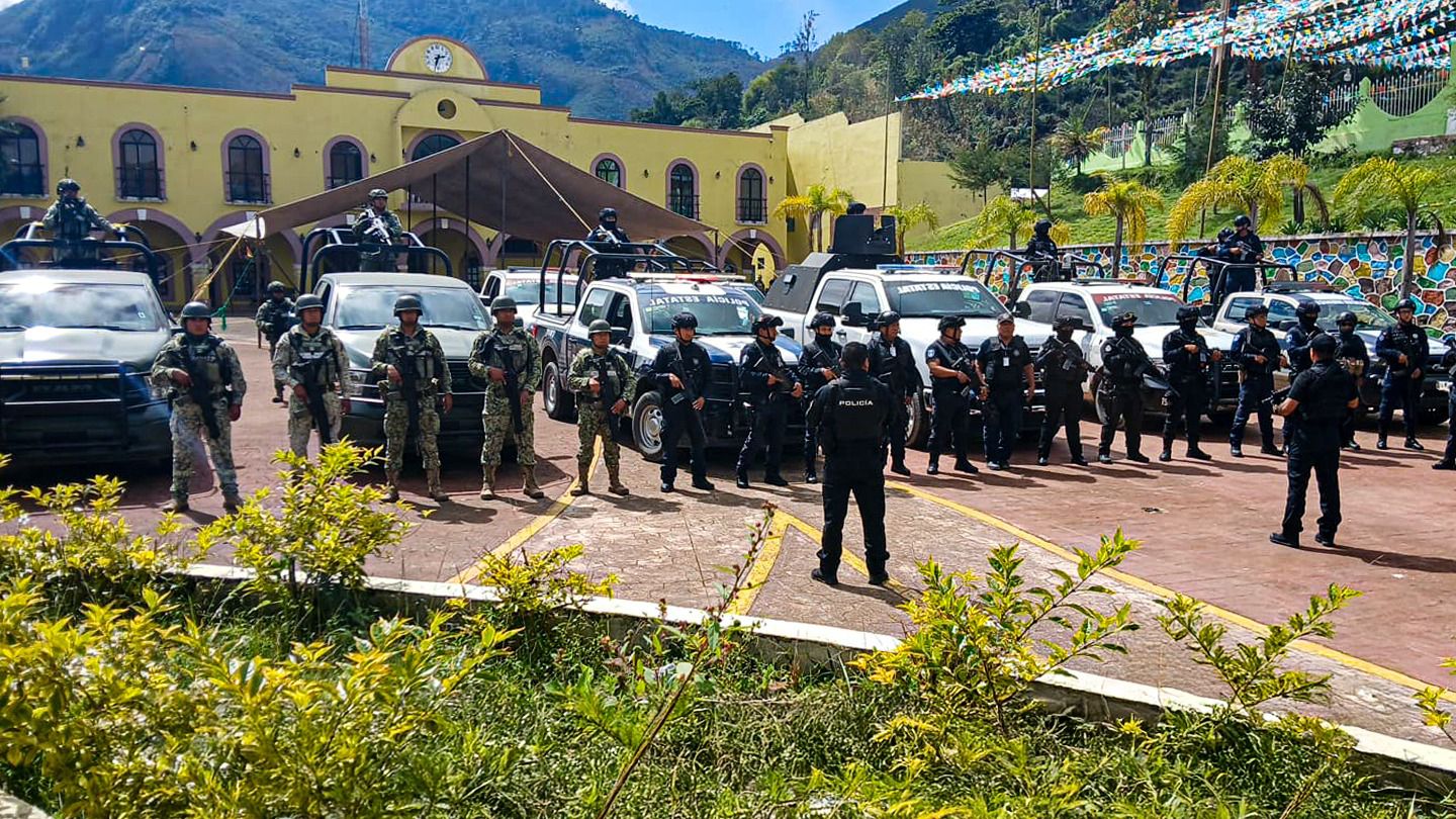 Tras el asesinato de tres personas, el gobierno estatal desplegó fuerzas de la Sedena y la Policía Estatal en Eloxochitlán.