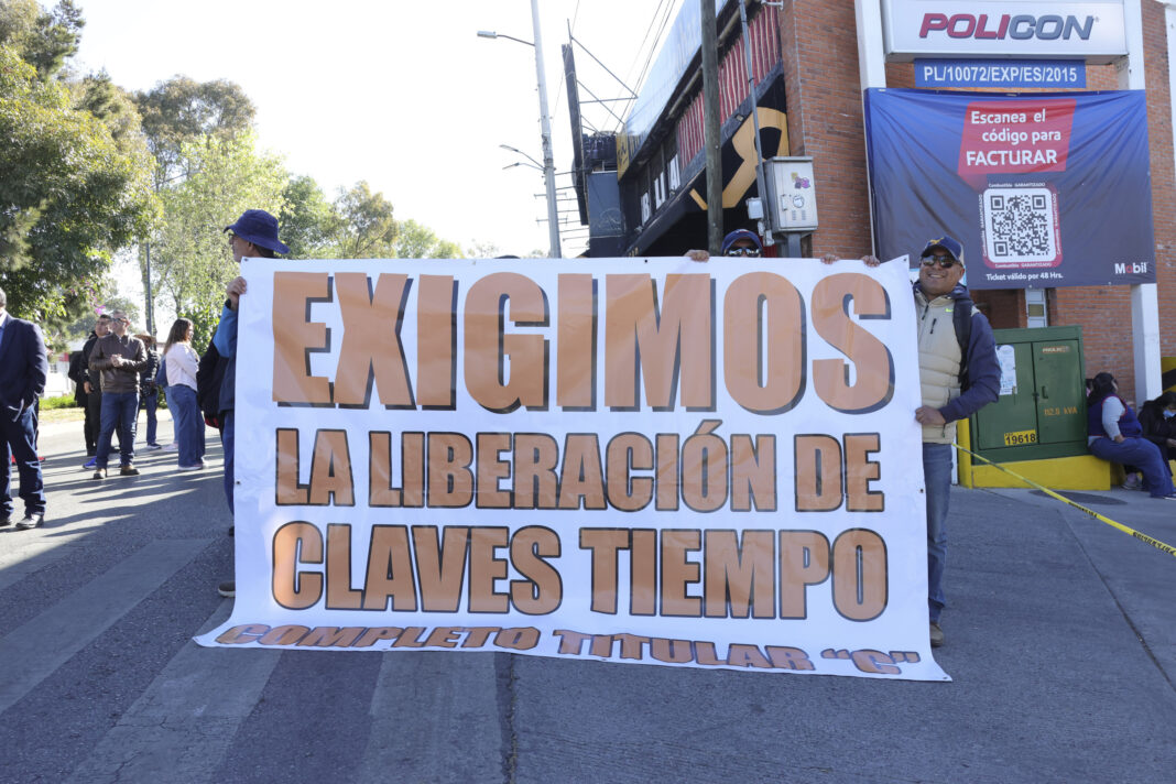 SEP y el SNTE 51 acordaron revisar las más de 100 plazas congeladas, tras el bloqueo en la Recta a Cholula; el 28 de noviembre reanudan la negociación. FOTO: Hipócrita Lector.