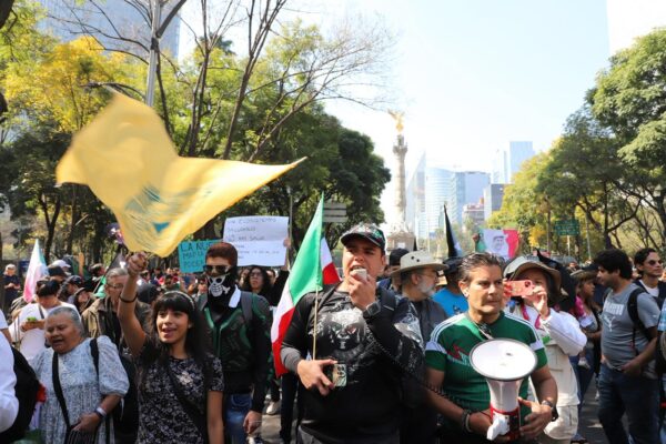 La segunda marcha de la llamada “Generación Z” quedó prácticamente vacía: mínima asistencia, nula presencia juvenil y un recorrido que terminó bloqueado por el desfile del 20 de Noviembre. FOTO: Reforma.