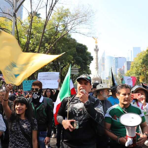 La segunda marcha de la llamada “Generación Z” quedó prácticamente vacía: mínima asistencia, nula presencia juvenil y un recorrido que terminó bloqueado por el desfile del 20 de Noviembre. FOTO: Reforma.
