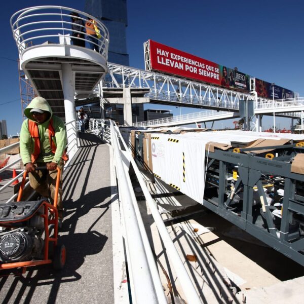 Obras en Vía Atlixcáyotl y en Valsequillo avanzan: las escaleras del CCU quedarán listas en diciembre y el puente de La Panga registra 35% de progreso. FOTO: El Sol de Puebla.