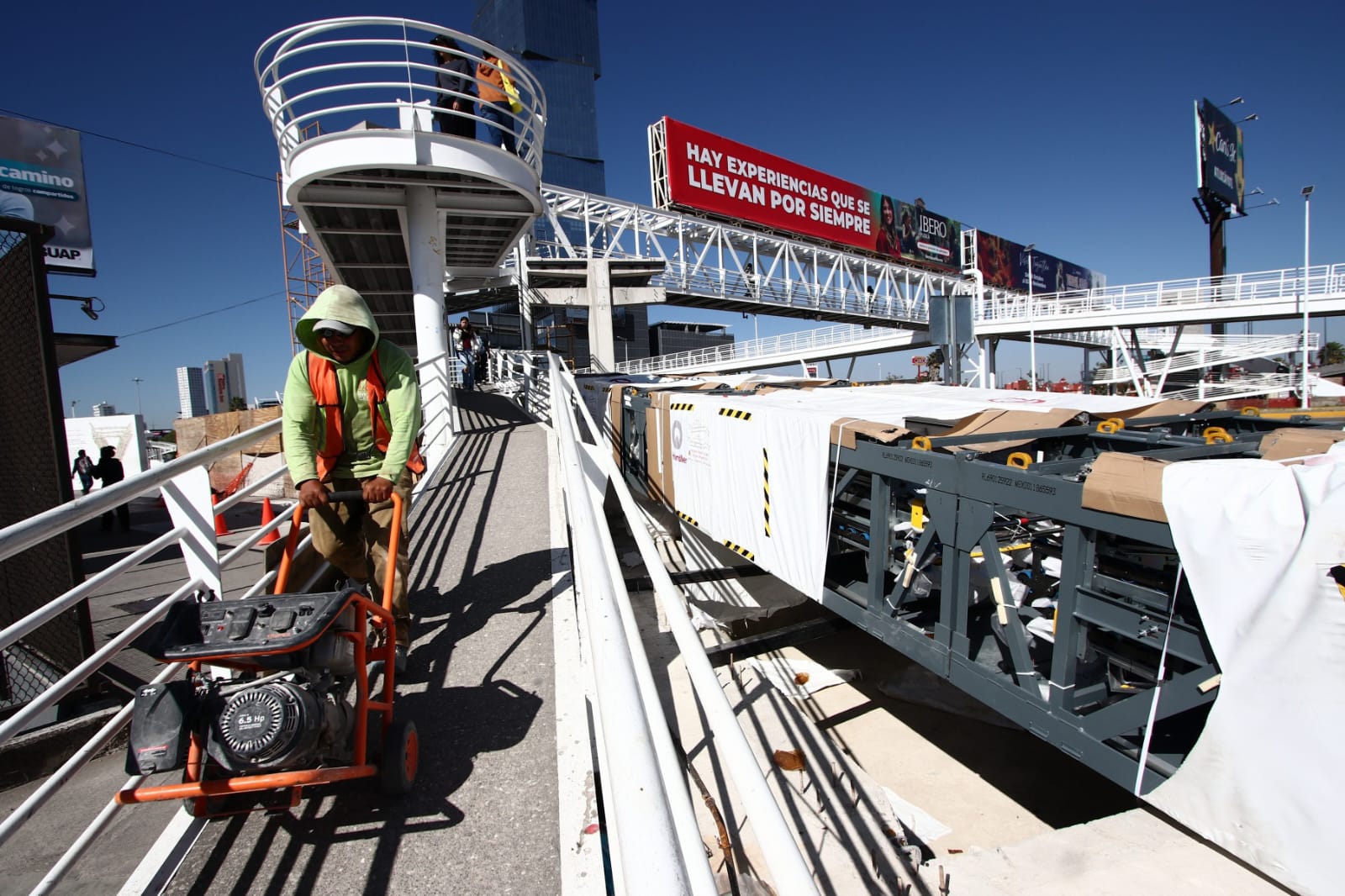 Obras en Vía Atlixcáyotl y en Valsequillo avanzan: las escaleras del CCU quedarán listas en diciembre y el puente de La Panga registra 35% de progreso. FOTO: El Sol de Puebla.