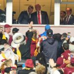 Donald Trump reapareció en la NFL y no fue precisamente con aplausos; el presidente fue abucheado en el partido entre los Commanders y los Lions. FOTO: Santa Maria Times.