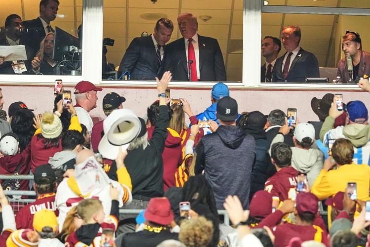 Donald Trump reapareció en la NFL y no fue precisamente con aplausos; el presidente fue abucheado en el partido entre los Commanders y los Lions. FOTO: Santa Maria Times.