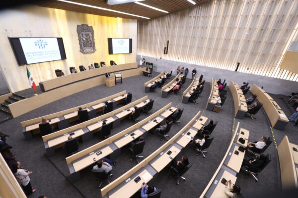 Se encendieron los ánimos en el Congreso de Puebla: diputados de Morena y la oposición se enfrentaron por la inseguridad tras el asesinato de tres policías en Huixcolotla. FOTO: Reto Diario.