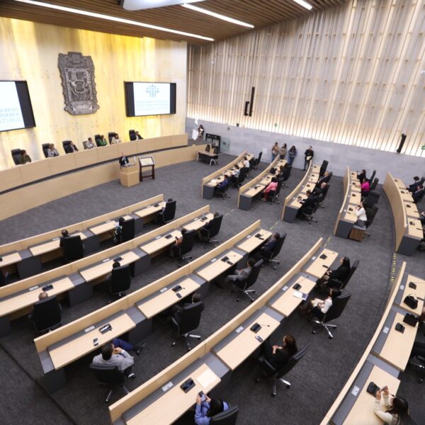 Se encendieron los ánimos en el Congreso de Puebla: diputados de Morena y la oposición se enfrentaron por la inseguridad tras el asesinato de tres policías en Huixcolotla. FOTO: Reto Diario.