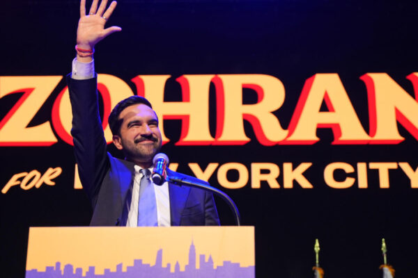 Zohran Mamdani hace historia al ganar la alcaldía de Nueva York y desafiar a Trump con una agenda progresista. FOTO: France 24.