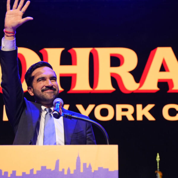 Zohran Mamdani hace historia al ganar la alcaldía de Nueva York y desafiar a Trump con una agenda progresista. FOTO: France 24.