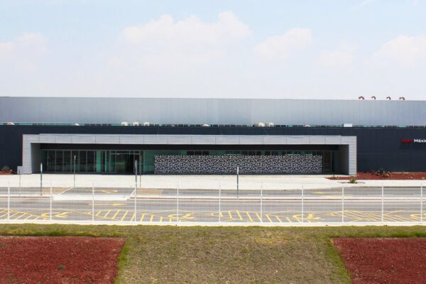 El gobierno de Puebla frenó un intento de inflar en 50 millones de pesos la compra de una nave industrial. FOTO: Cerhan.