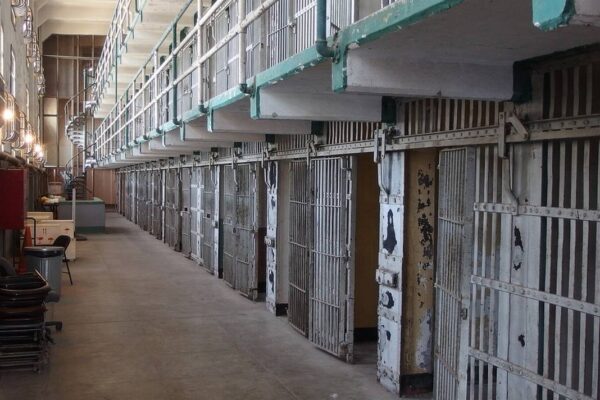 La Secretaría de Seguridad Pública de Puebla reconoció que los penales del estado atraviesan una crisis por corrupción e intereses económicos que permiten el control interno de grupos de reclusos.