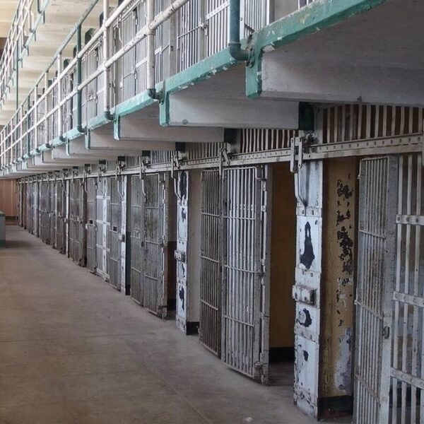 La Secretaría de Seguridad Pública de Puebla reconoció que los penales del estado atraviesan una crisis por corrupción e intereses económicos que permiten el control interno de grupos de reclusos.