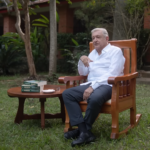 AMLO reapareció públicamente después de más de un año de retiro para presentar en línea su nuevo libro Grandeza. IMAGEN: YT @lopezobrador.
