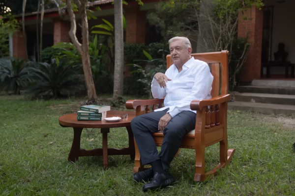 AMLO reapareció públicamente después de más de un año de retiro para presentar en línea su nuevo libro Grandeza. IMAGEN: YT @lopezobrador.