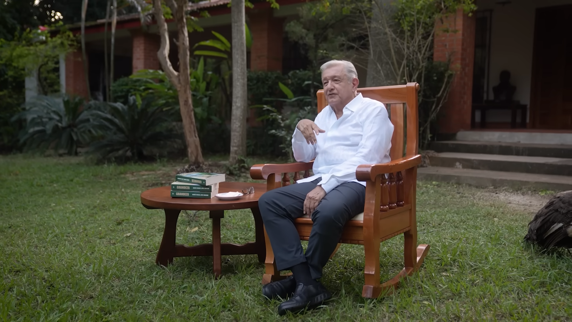 AMLO reapareció públicamente después de más de un año de retiro para presentar en línea su nuevo libro Grandeza. IMAGEN: YT @lopezobrador.