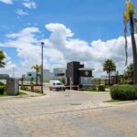 Un operativo sorpresa en Lomas de Angelópolis activó las alertas vecinales: autoridades estatales y federales aseguraron al menos una vivienda en el clúster Venetto. FOTO: Reto Diario.