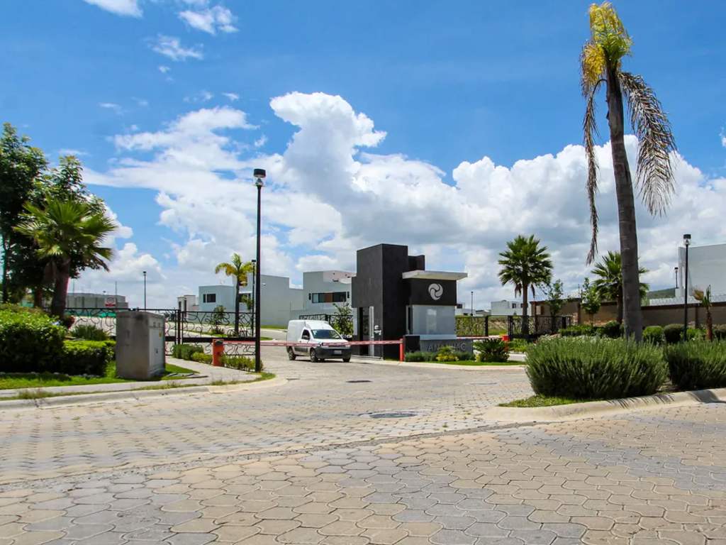 Operativo sorpresa en Lomas de Angelópolis; autoridades aseguran vivienda en Venetto y extienden acciones a otro clúster