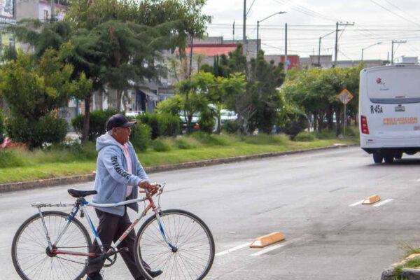En Comisiones del Cabildo de Puebla se aprobó elevar las multas por invadir ciclovías hasta los 11 mil 314 pesos. Foto: Poblanerías.