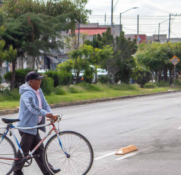 En Comisiones del Cabildo de Puebla se aprobó elevar las multas por invadir ciclovías hasta los 11 mil 314 pesos. Foto: Poblanerías.