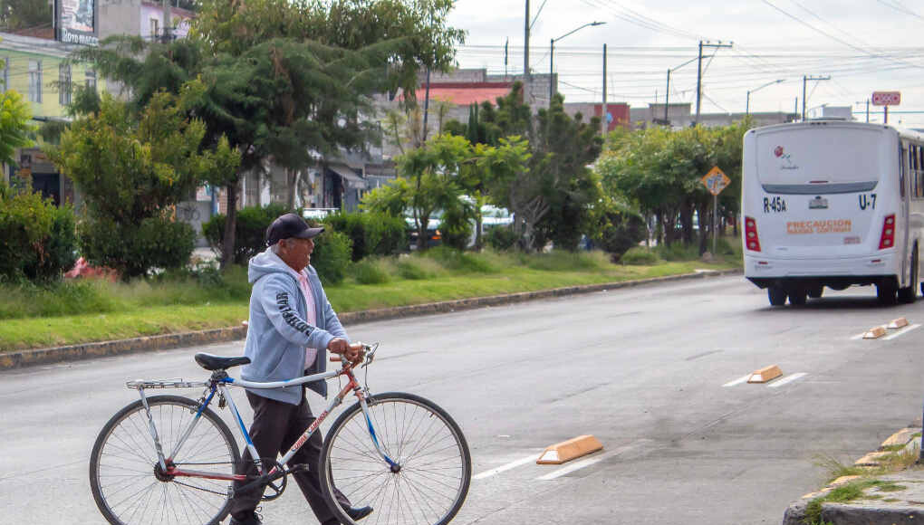 En Comisiones del Cabildo de Puebla se aprobó elevar las multas por invadir ciclovías hasta los 11 mil 314 pesos. Foto: Poblanerías.