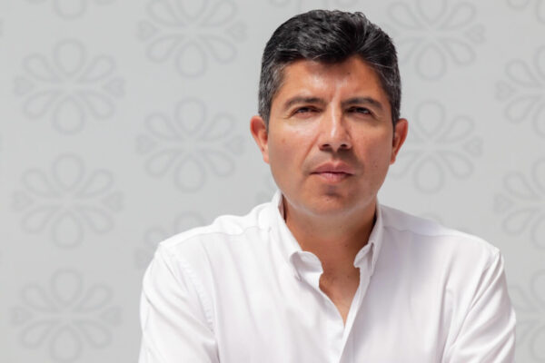 MC abrió la puerta a Eduardo Rivera durante un informe legislativo, pero el exalcalde respondió que mantiene su compromiso con el blanquiazul. FOTO: El Poder de la Noticia.