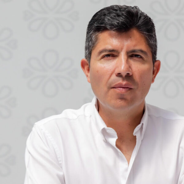 MC abrió la puerta a Eduardo Rivera durante un informe legislativo, pero el exalcalde respondió que mantiene su compromiso con el blanquiazul. FOTO: El Poder de la Noticia.