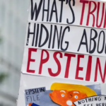 Congreso y Senado de Estados Unidos aprobaron la desclasificación total de los archivos Epstein; la presión política crece sobre Donald Trump para permitir su publicación completa. FOTO: DW Español.