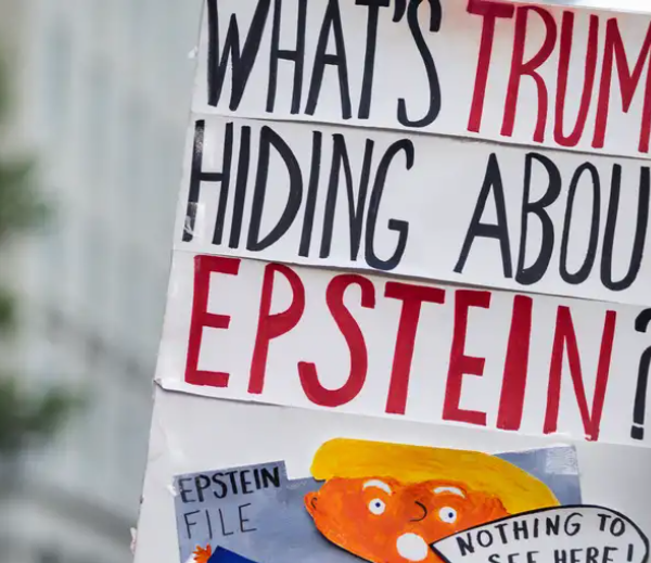 Congreso y Senado de Estados Unidos aprobaron la desclasificación total de los archivos Epstein; la presión política crece sobre Donald Trump para permitir su publicación completa. FOTO: DW Español.