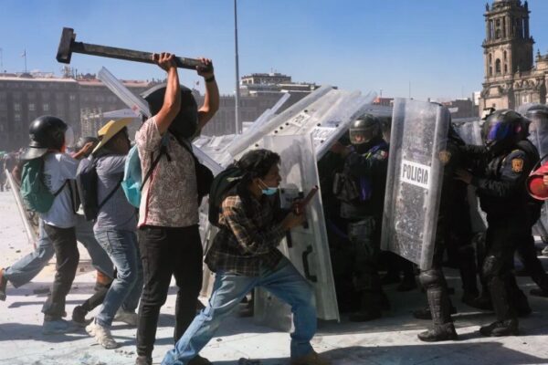 El Poder Judicial de la CDMX vinculó a proceso a 13 de los 18 detenidos tras la marcha de la Generación Z; dos de ellos enfrentarán cargos por homicidio en grado de tentativa. FOTO: Reporte Maya.