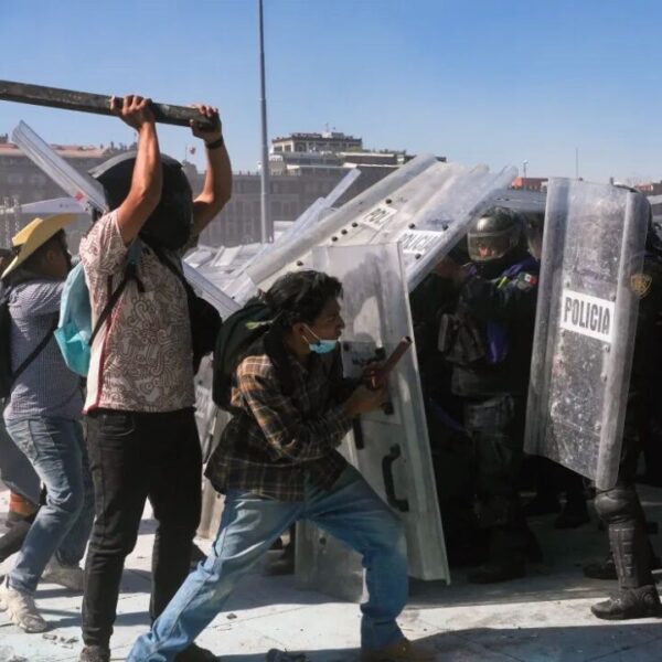 El Poder Judicial de la CDMX vinculó a proceso a 13 de los 18 detenidos tras la marcha de la Generación Z; dos de ellos enfrentarán cargos por homicidio en grado de tentativa. FOTO: Reporte Maya.