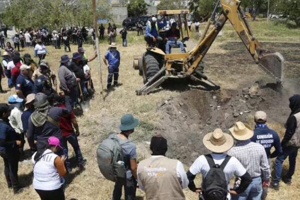 La zona que rodea al Estadio Akron se ha convertido en un corredor de búsqueda: desde 2018, colectivos han hallado más de 450 bolsas con restos humanos en predios de Zapopan. FOTO: Redes sociales.