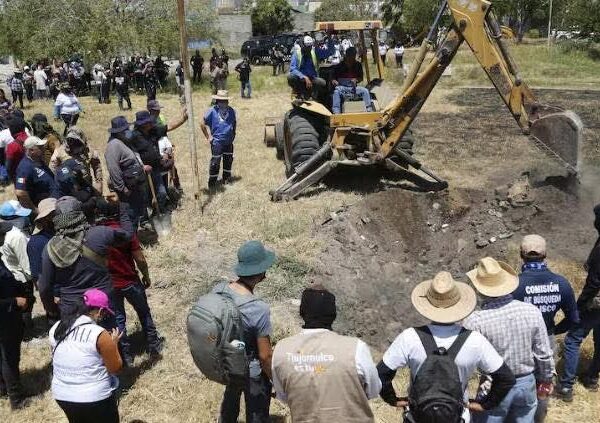 La zona que rodea al Estadio Akron se ha convertido en un corredor de búsqueda: desde 2018, colectivos han hallado más de 450 bolsas con restos humanos en predios de Zapopan. FOTO: Redes sociales.