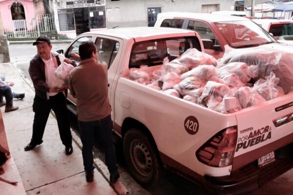 Brigadas del SEDIF atiendió a comunidades afectadas en Jopala con apoyo alimentario y cobijo. FOTO: @DIFGobPue.