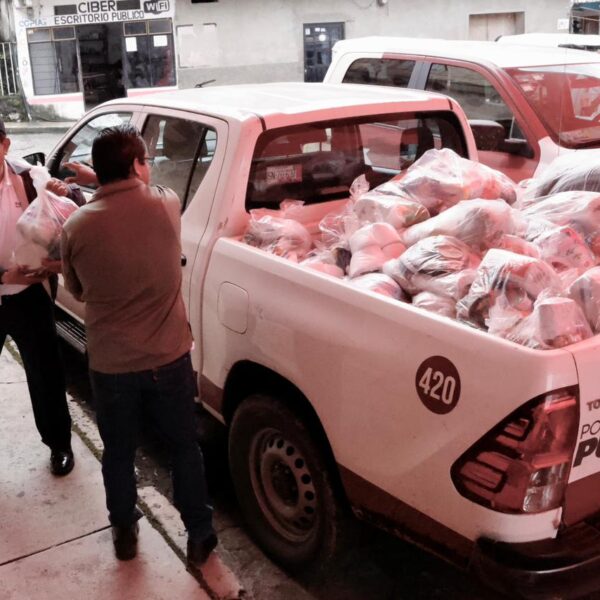 Brigadas del SEDIF atiendió a comunidades afectadas en Jopala con apoyo alimentario y cobijo. FOTO: @DIFGobPue.