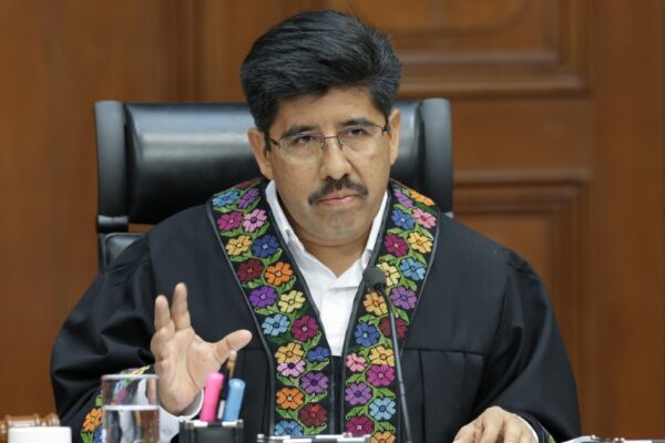 La Corte le dice no a Grupo Salinas. TV Azteca y Elektra pidieron aplazar sus juicios fiscales, pero el ministro presidente rechazó el intento. FOTO: Polemón.