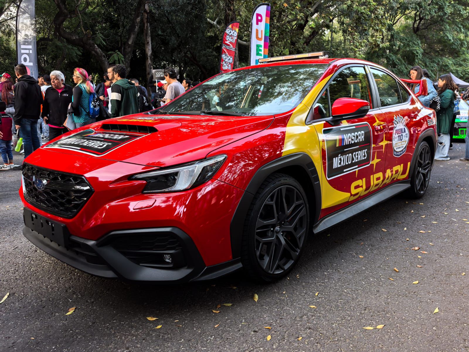 Pilotos de NASCAR calientan motores y conviven con aficionados poblanos antes de la gran final