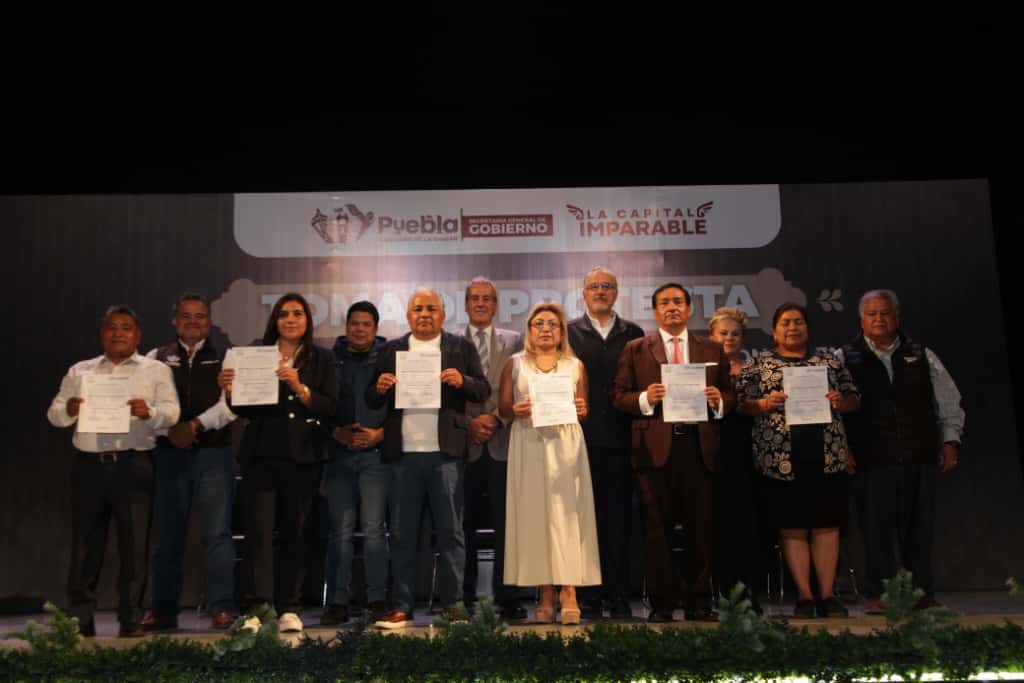 Pepe Chedraui entrega constancias a 38 Mesas Directivas de Vecinos