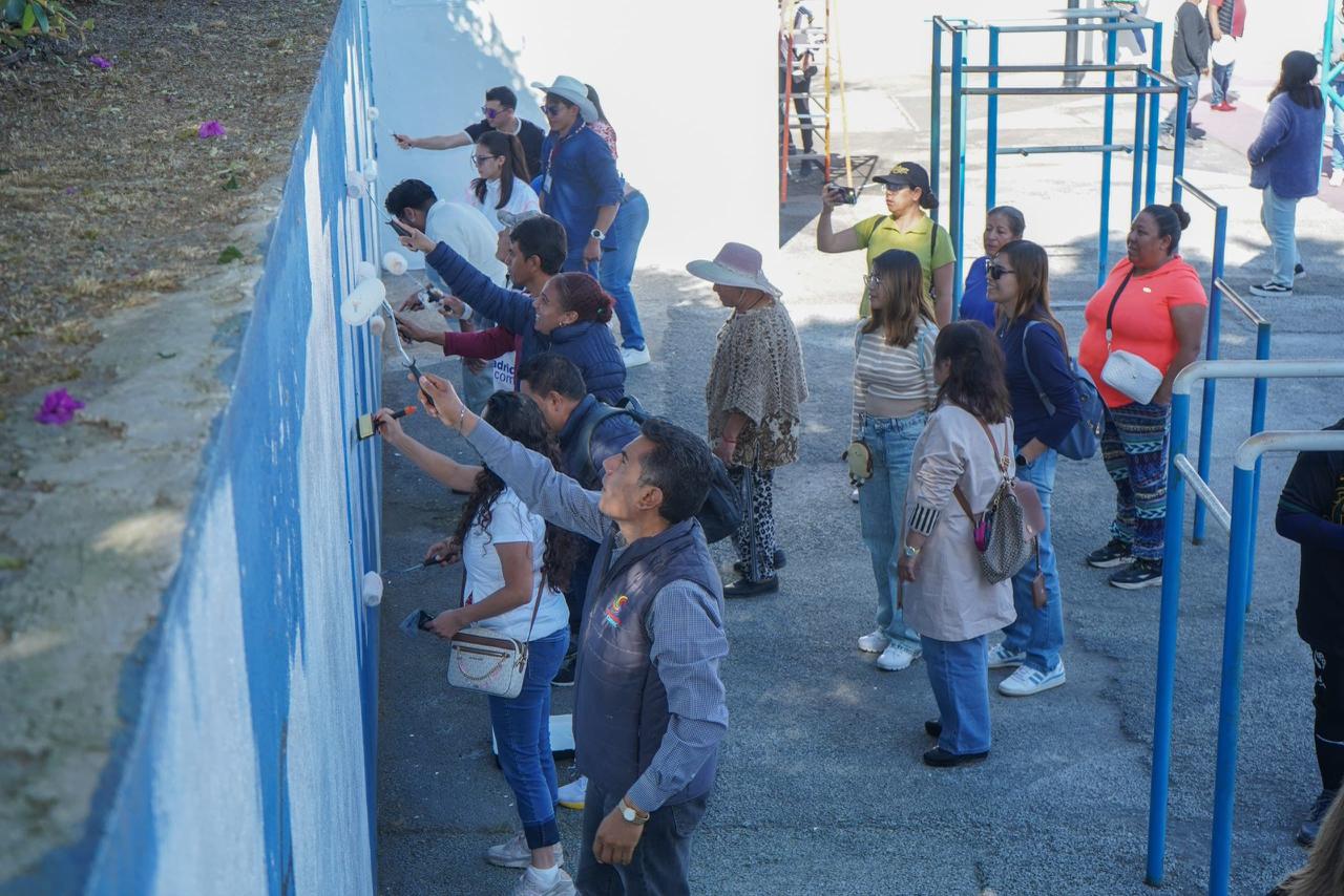 Rehabilitan cancha de La María con jornada de pintura en San Jerónimo Caleras