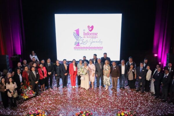 Lupita Fernández presentó su primer informe al frente del DIF de San Pedro Cholula, donde destacó la entrega de apoyos alimentarios, chamarras, mochilas y servicios de atención social.