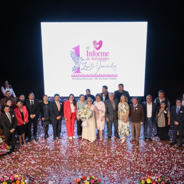 Lupita Fernández presentó su primer informe al frente del DIF de San Pedro Cholula, donde destacó la entrega de apoyos alimentarios, chamarras, mochilas y servicios de atención social.