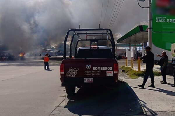 Un incendio en una bodega de madera en Texmelucan fue sofocado por bomberos municipales.