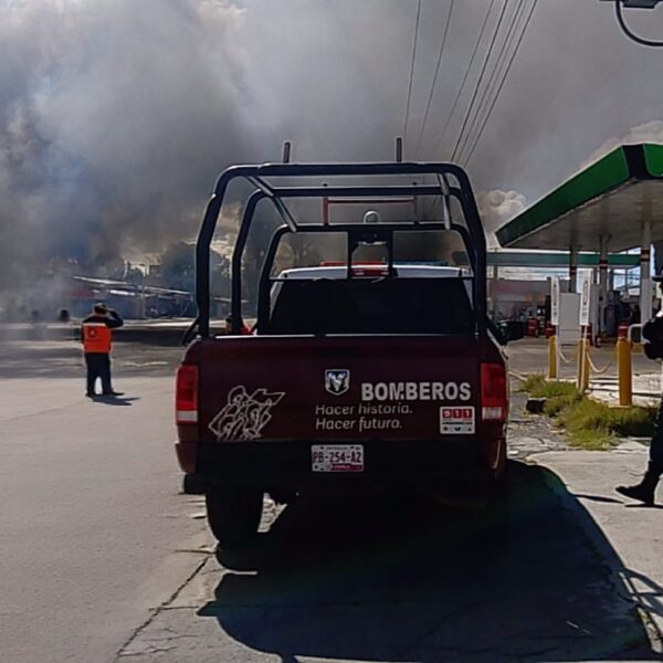 Un incendio en una bodega de madera en Texmelucan fue sofocado por bomberos municipales.