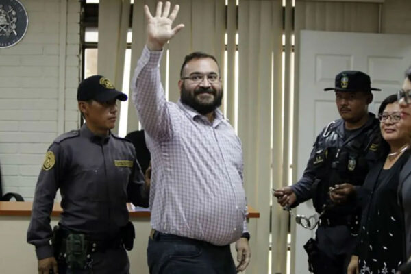 Javier Duarte seguirá en prisión, por ahora. La juez aplazó la resolución tras 12 horas de audiencia. FOTO: Unomasuno.