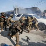 Un juez federal ordenó liberar a cientos de migrantes detenidos en Chicago tras determinar que el ICE violó acuerdos judiciales durante las redadas. FOTO: La Verdad Noticias.