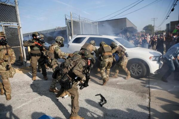 Un juez federal ordenó liberar a cientos de migrantes detenidos en Chicago tras determinar que el ICE violó acuerdos judiciales durante las redadas. FOTO: La Verdad Noticias.