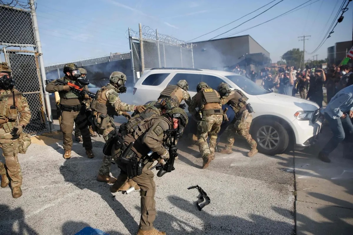 Un juez federal ordenó liberar a cientos de migrantes detenidos en Chicago tras determinar que el ICE violó acuerdos judiciales durante las redadas. FOTO: La Verdad Noticias.