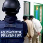 Operativos simultáneos en los penales de Puebla: autoridades estatales y federales aseguran objetos prohibidos y refuerzan la vigilancia.