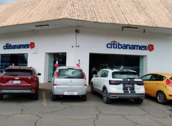 A mano arm*d4, delincuentes robaron 398 mil pesos a un cuentahabiente en Plaza San Pedro. Foto: Municipios Puebla.